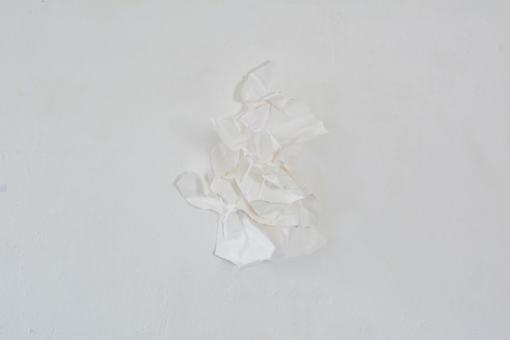 Fragile & strong, no. 07, hvid