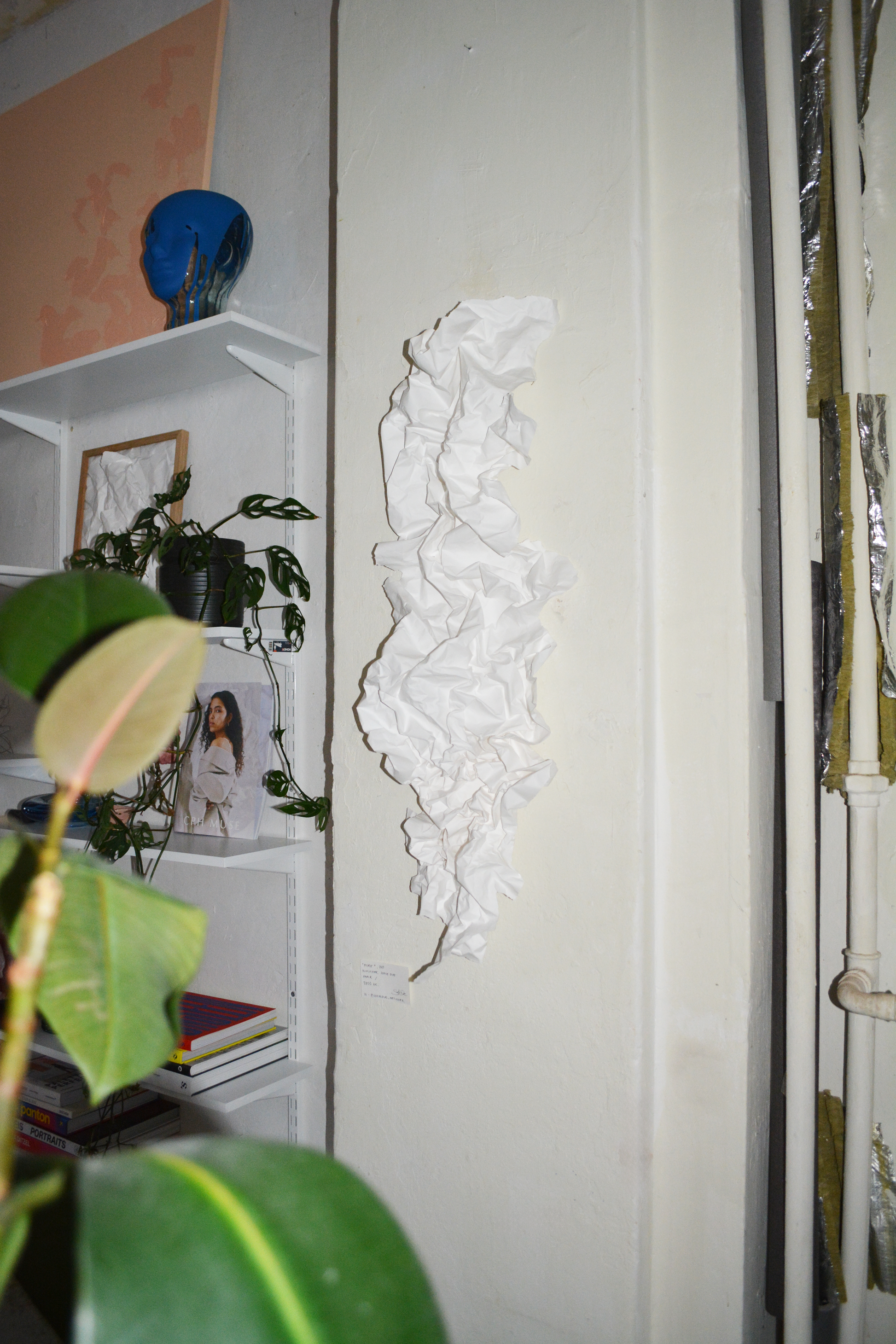 Fragile & strong, no. 06, hvid