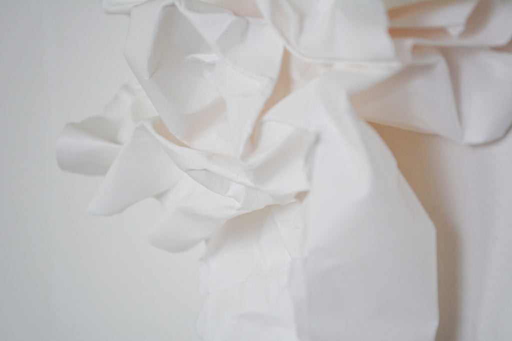 Fragile & strong, no. 02, hvid