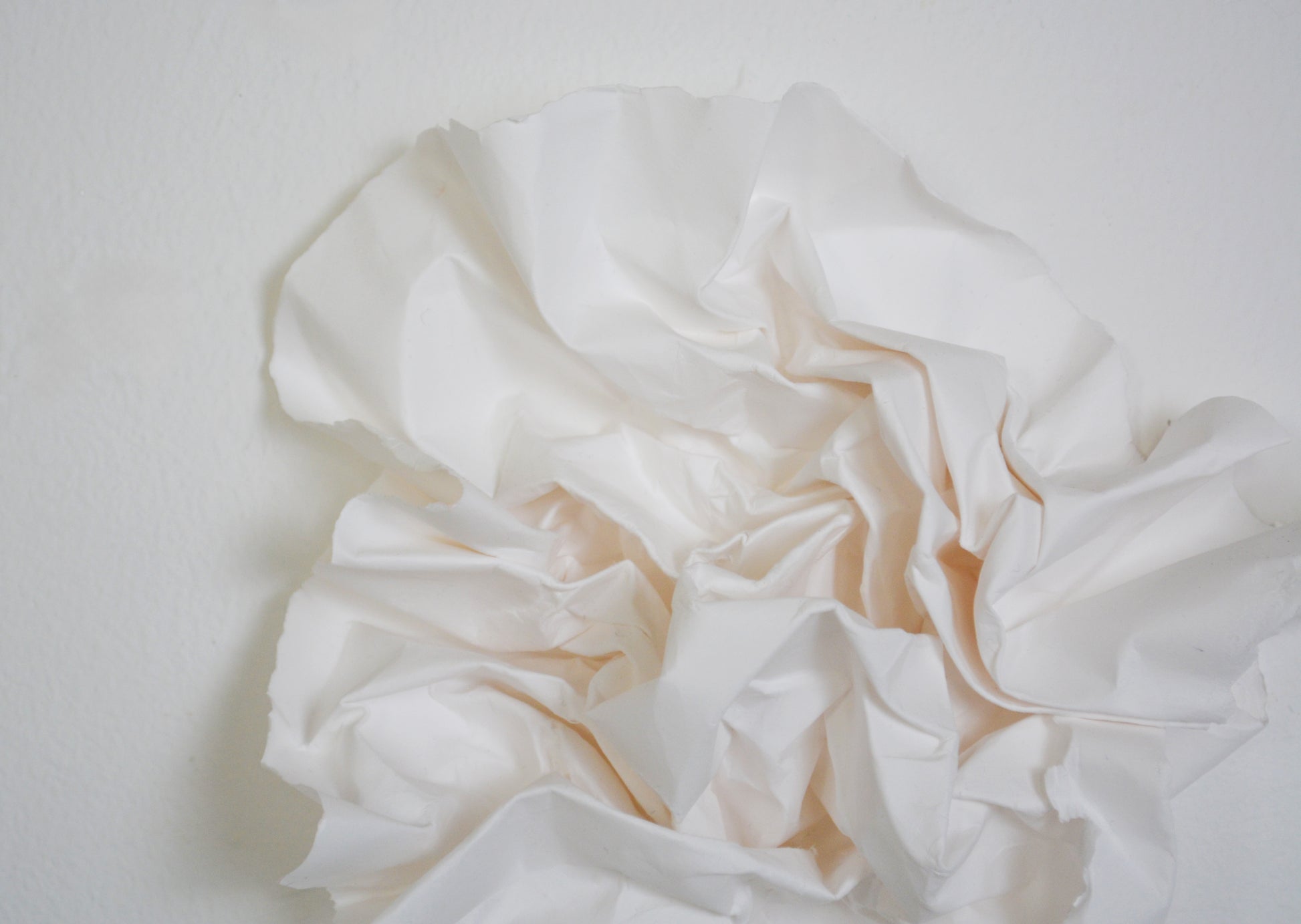 Fragile & strong, no. 04, hvid